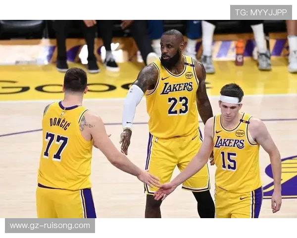 NBA最新动态：湖人队签约明星球员 詹姆斯伤愈复出助力季后赛冲刺