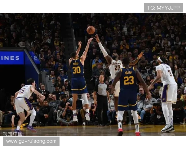 NBA最新动态：詹姆斯伤愈复出带领湖人击败勇士库里状态回暖