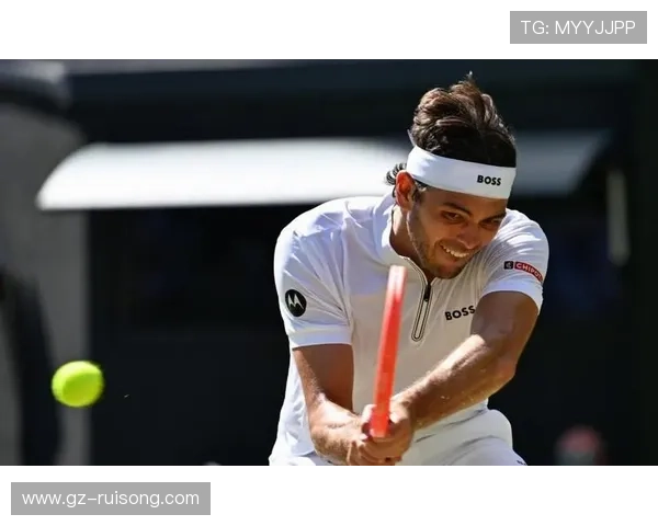 网球赛事焦点：新星崛起与老将对决，谁能在年终总决赛中笑到最后